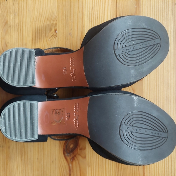 Chi Mihara Suede Pumps w/ black bow tie - Picture 6 of 12